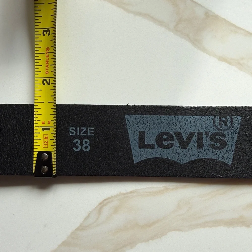 Men’s Levi’s black leather belt silvertone buckle